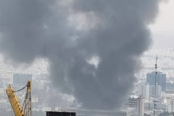 Israel hat das Gebäude des iranischen Staatsfernsehens während einer Live-Übertragung angegriffen