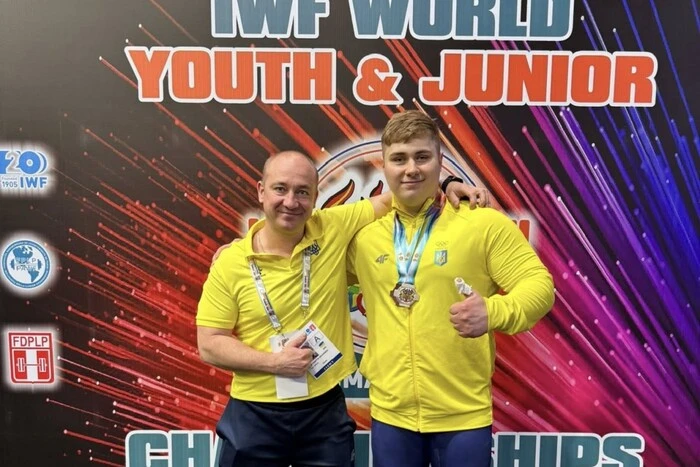 Vladimir Chmykh gewinnt zwei Medaillen bei der Jugend-Weltmeisterschaft im Gewichtheben