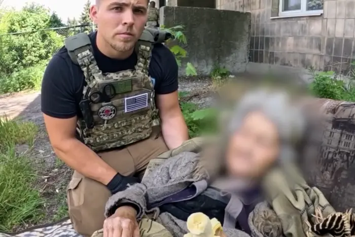 Жінка з евакуюється поліцією у Покровську