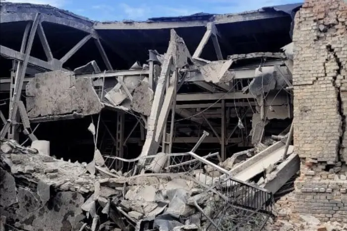 In Sumy haben die Besatzer einen Industrieobjekt angegriffen: es gibt Tote und Verletzte