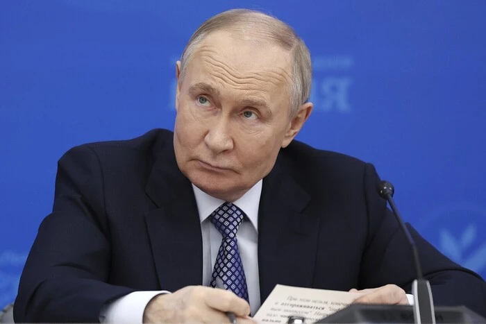 Путін впевнений, що зможе взяти під повний контроль чотири регіони України – Bloomberg