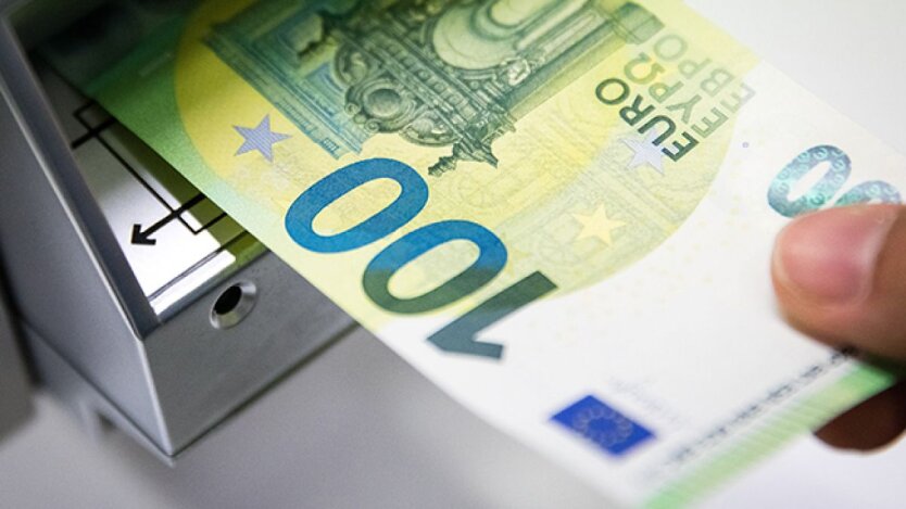 Przejście od dolara do euro: w NBP ogłosili terminy, a w MFW - warunki