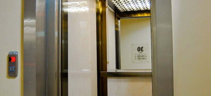 Massenhaft werden Aufzüge blockiert: Experte Popенко enthüllt neue kommunale Erpressung der Ukrainer