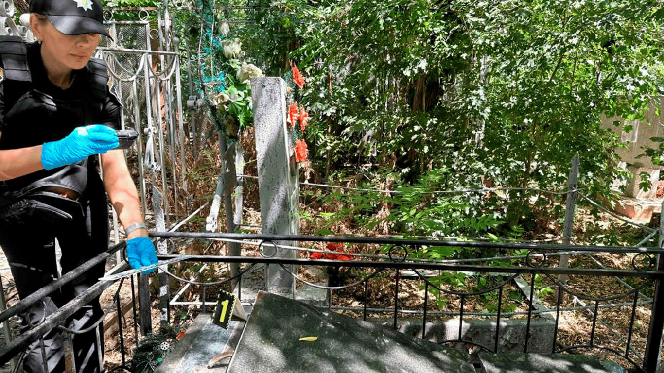 In Odesa, gravestones were smashed at one of the cemeteries - photo