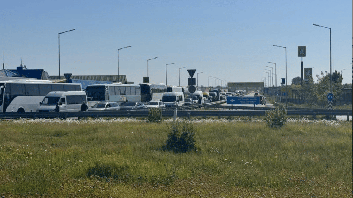 Auto stoi na granicy z czterema krajami — kolejki rano