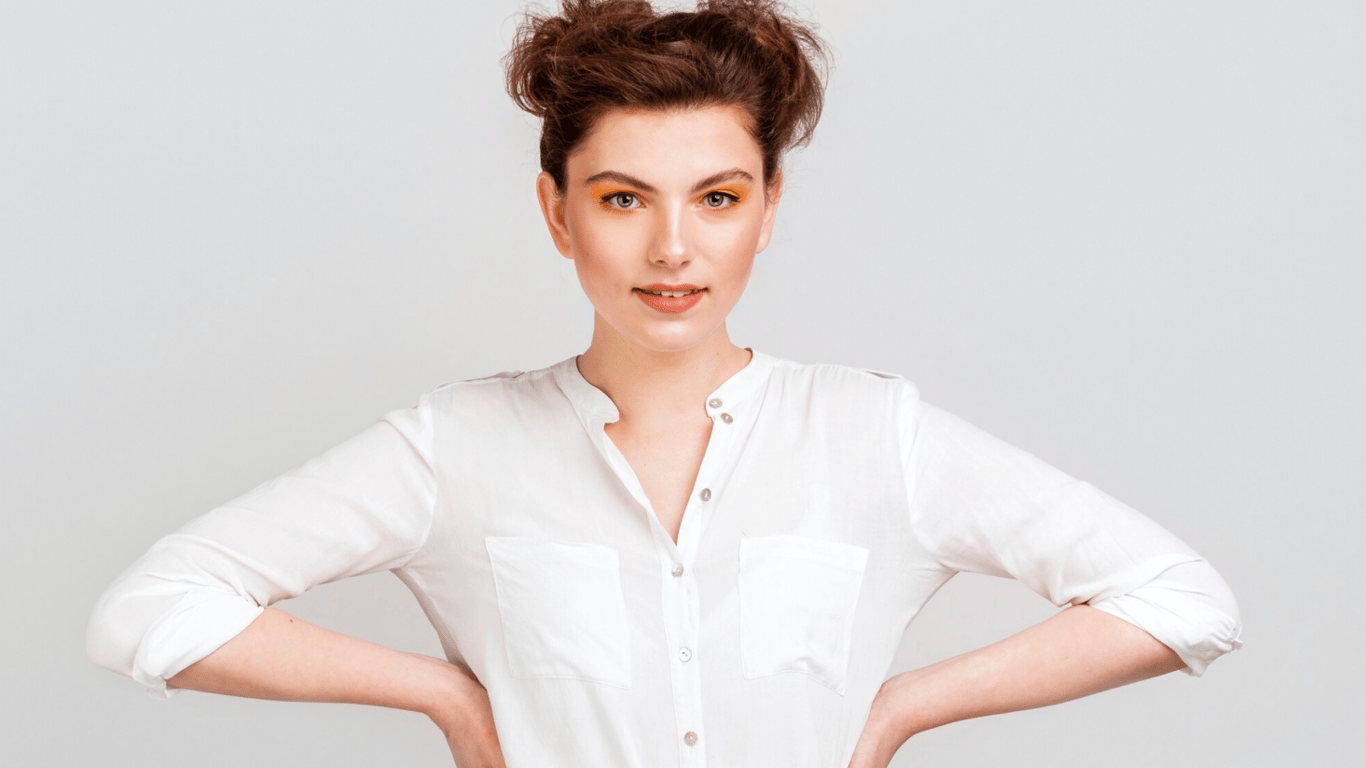 Bluse mit Akzenten aus den 80er Jahren – wird in diesem Herbst im Trend sein