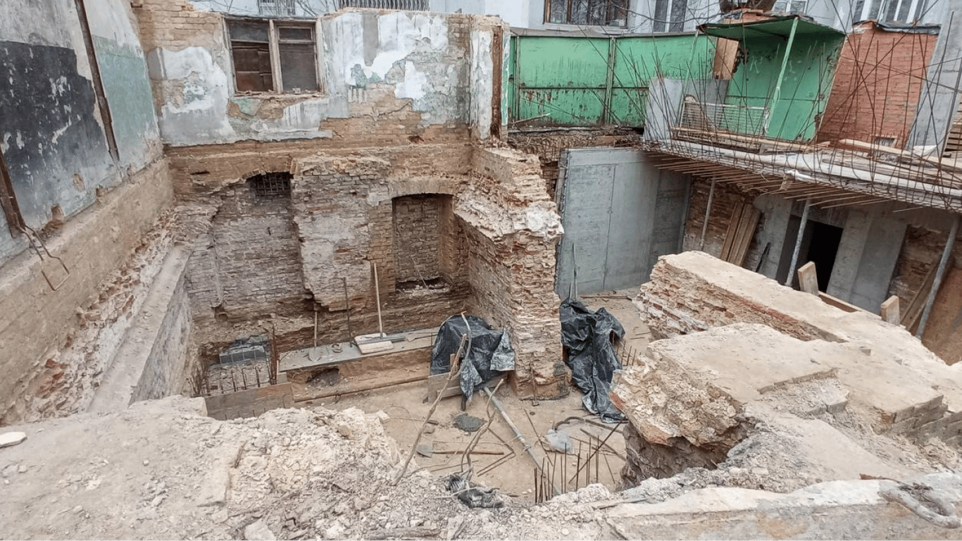 The Rozumovskyi Palace in Kyiv is being destroyed - the object is under arrest