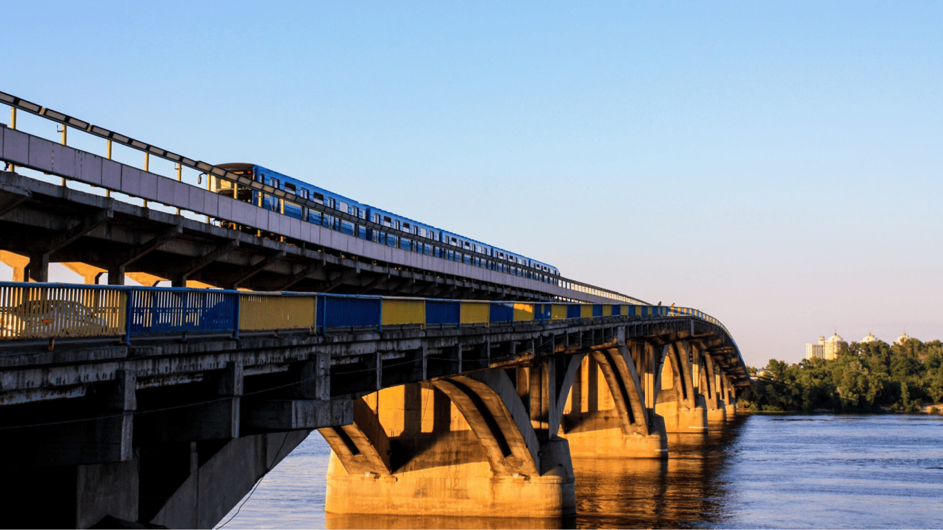 In Kyiv, the scheduled repair of the Metro Bridge has been postponed due to bad weather