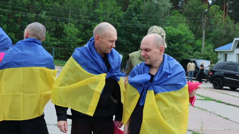 Nächster Austausch von Kriegsgefangenen: Verteidiger von Mariupol und Zivilisten kehrten nach Hause zurück