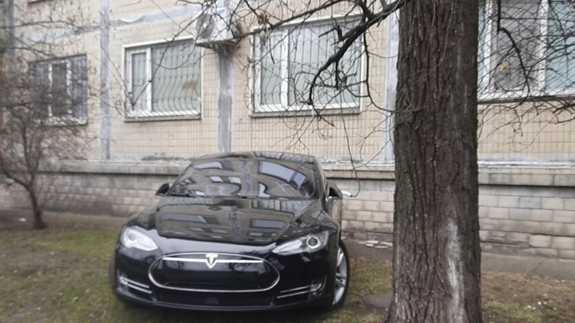 A car is charged from a window of an apartment